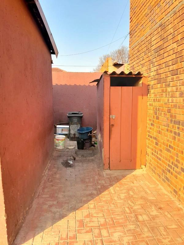 1 Bedroom Property for Sale in Senaoane Gauteng