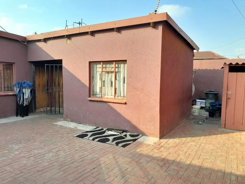 1 Bedroom Property for Sale in Senaoane Gauteng