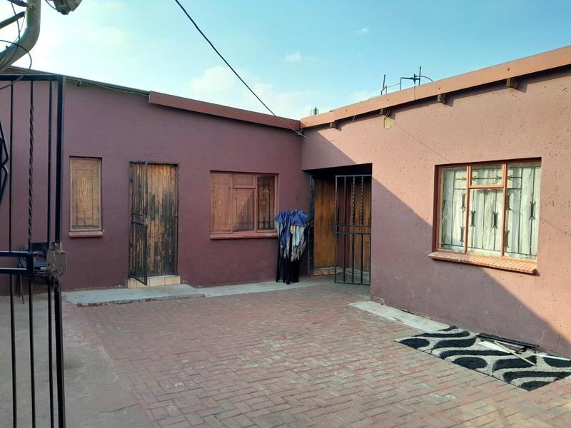 1 Bedroom Property for Sale in Senaoane Gauteng