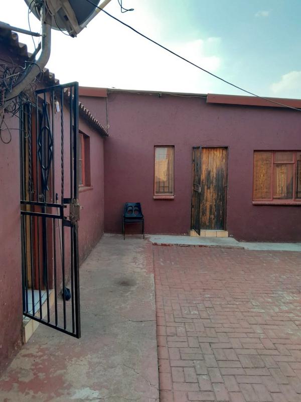 1 Bedroom Property for Sale in Senaoane Gauteng