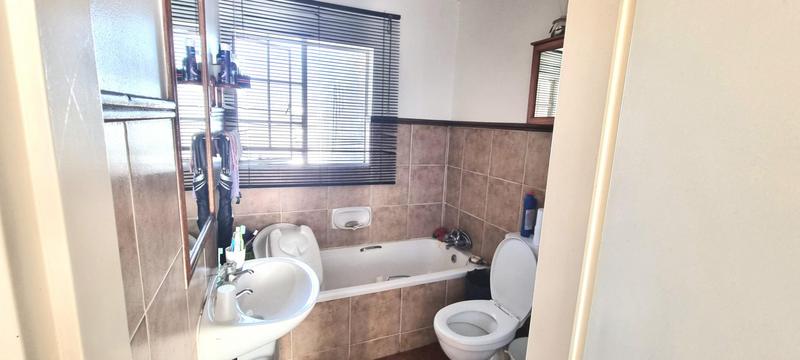2 Bedroom Property for Sale in Die Hoewes Gauteng