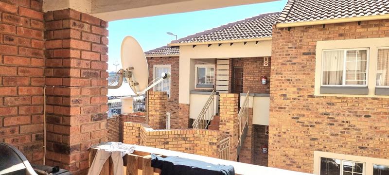 2 Bedroom Property for Sale in Die Hoewes Gauteng
