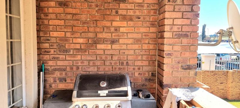 2 Bedroom Property for Sale in Die Hoewes Gauteng
