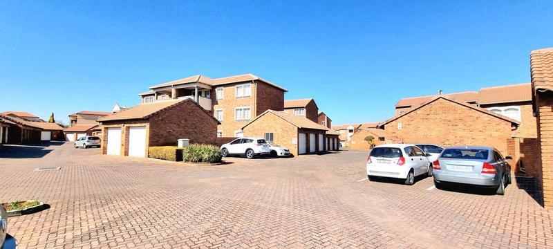 2 Bedroom Property for Sale in Die Hoewes Gauteng