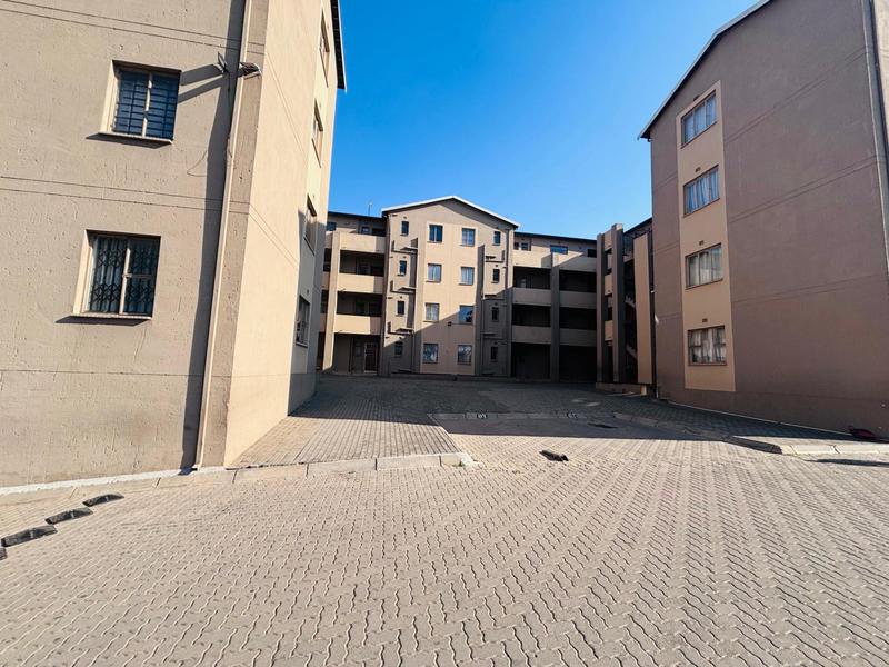 To Let 2 Bedroom Property for Rent in Fleurhof Gauteng