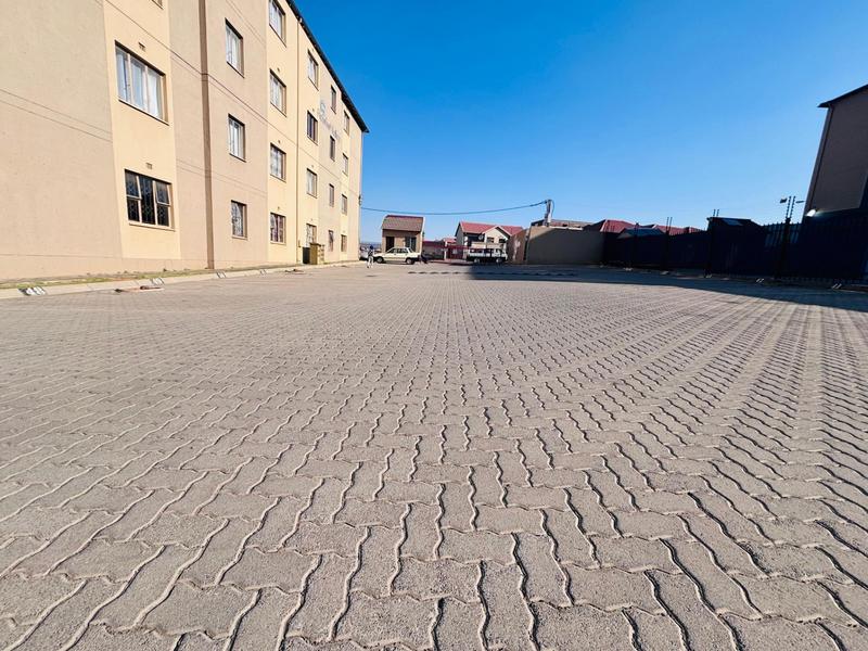 To Let 2 Bedroom Property for Rent in Fleurhof Gauteng