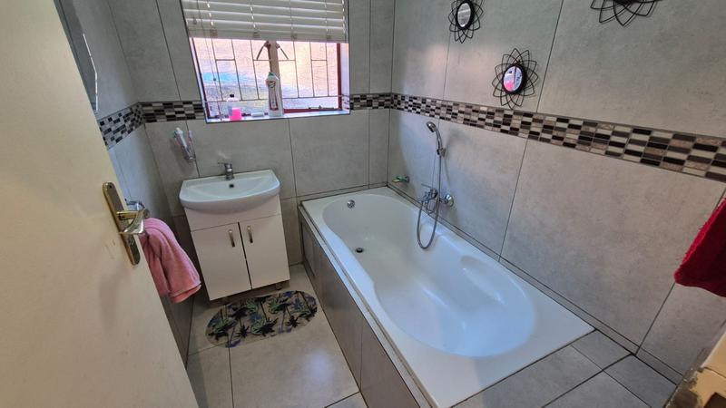 4 Bedroom Property for Sale in Florauna Gauteng