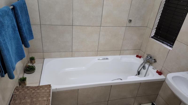 2 Bedroom Property for Sale in Lakefield Gauteng