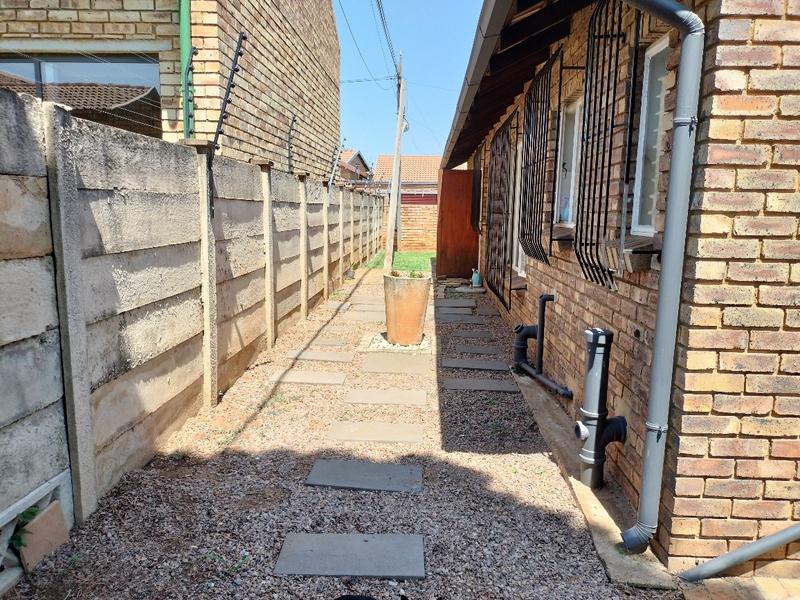 To Let 2 Bedroom Property for Rent in Rooihuiskraal North Gauteng