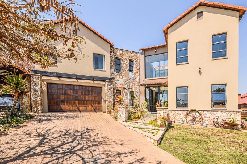 5 Bedroom Property for Sale in Copperleaf Estate Gauteng