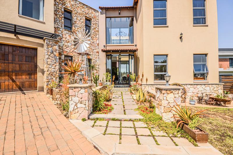 5 Bedroom Property for Sale in Copperleaf Estate Gauteng