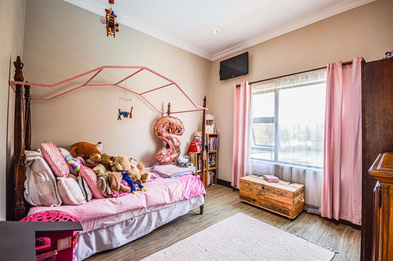 5 Bedroom Property for Sale in Copperleaf Estate Gauteng