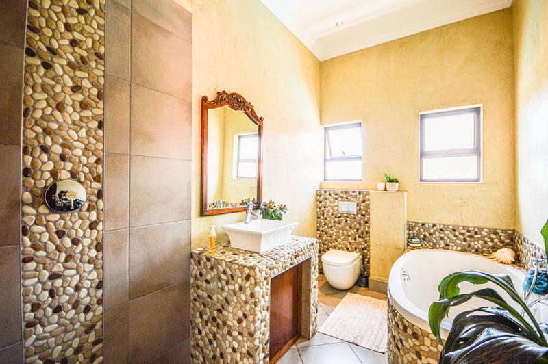 5 Bedroom Property for Sale in Copperleaf Estate Gauteng