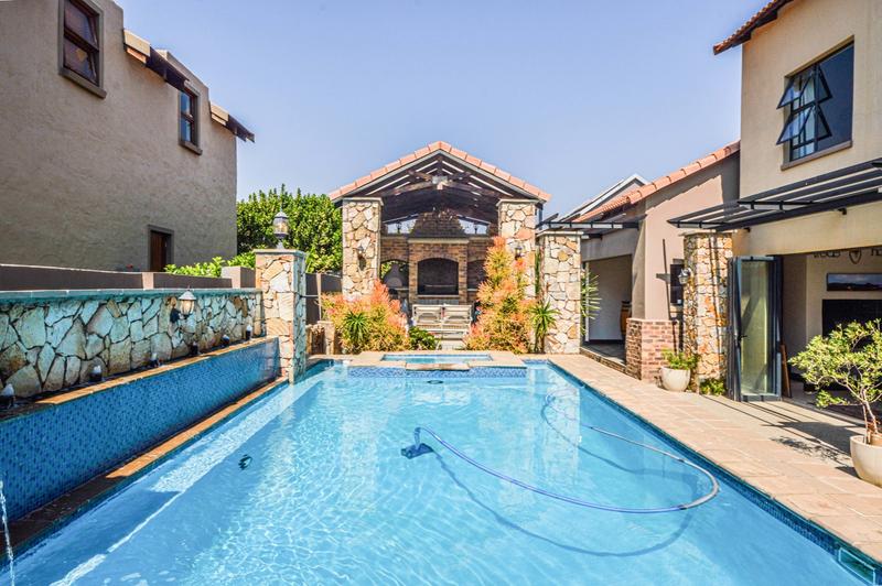 5 Bedroom Property for Sale in Copperleaf Estate Gauteng