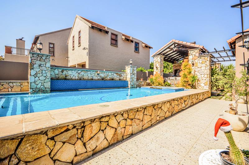 5 Bedroom Property for Sale in Copperleaf Estate Gauteng