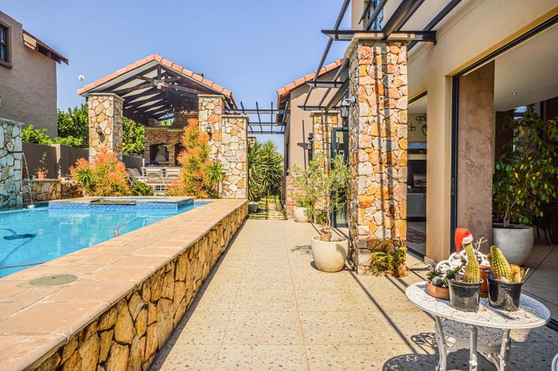 5 Bedroom Property for Sale in Copperleaf Estate Gauteng