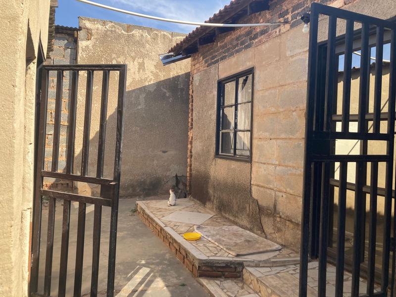 5 Bedroom Property for Sale in Daveyton Gauteng
