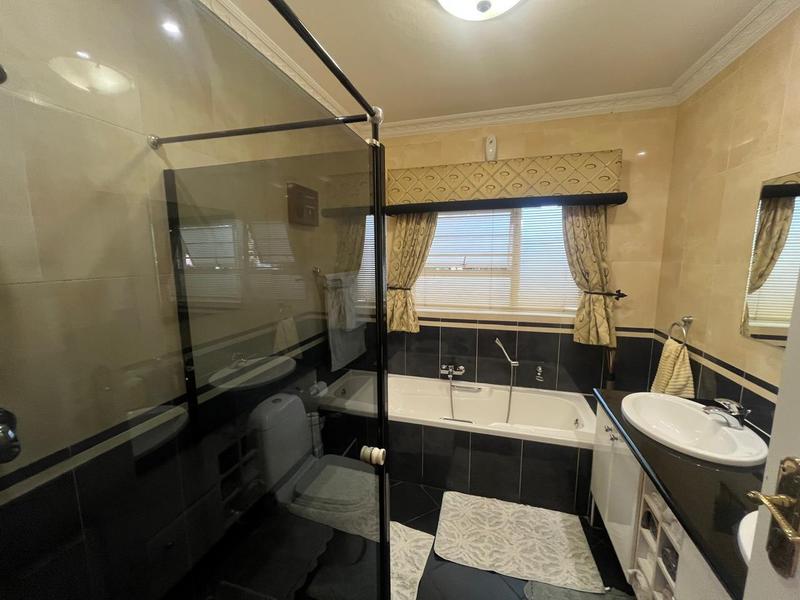 To Let 4 Bedroom Property for Rent in Waterkloof Ridge Gauteng