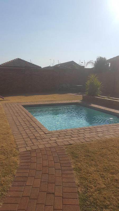 To Let 3 Bedroom Property for Rent in Bardene Gauteng