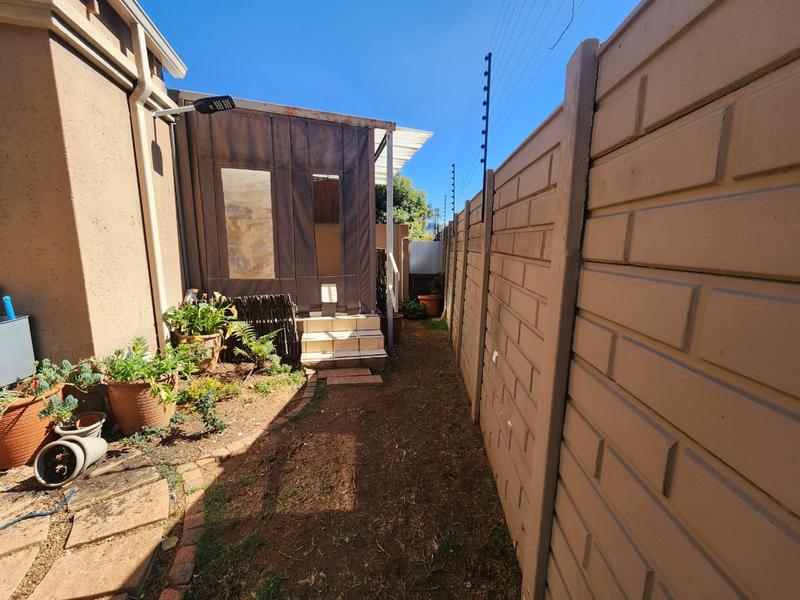 To Let 2 Bedroom Property for Rent in Roodekrans Gauteng