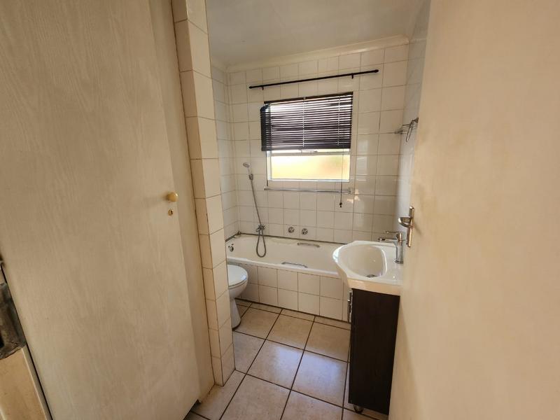 To Let 2 Bedroom Property for Rent in Roodekrans Gauteng