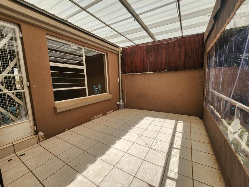 To Let 2 Bedroom Property for Rent in Roodekrans Gauteng