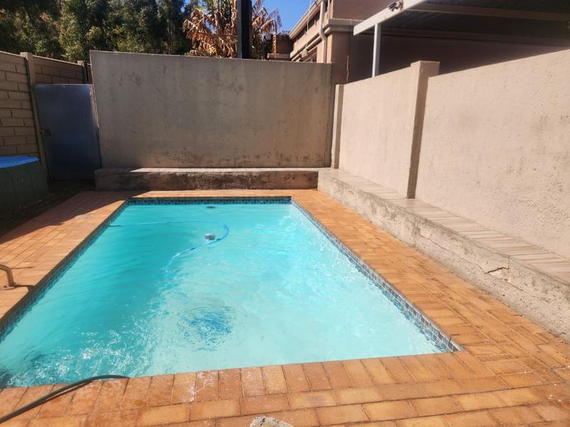 To Let 2 Bedroom Property for Rent in Roodekrans Gauteng