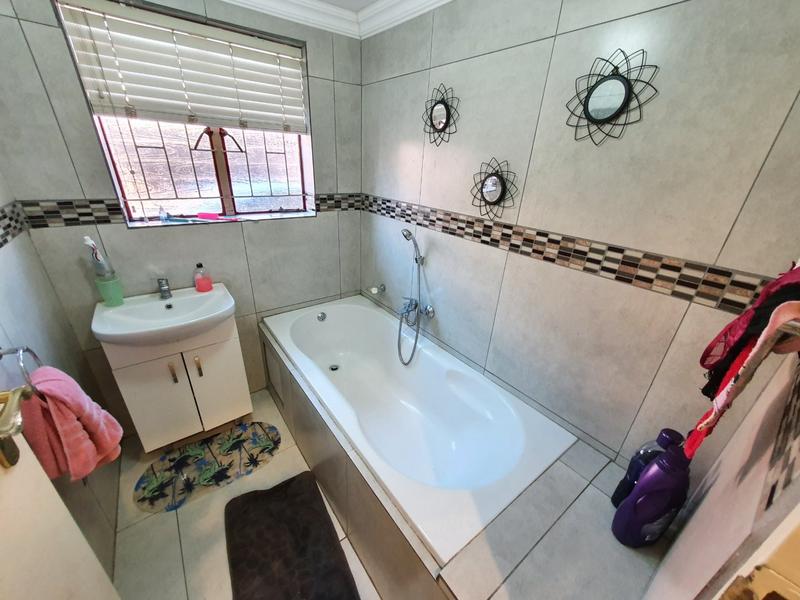 4 Bedroom Property for Sale in Florauna Gauteng