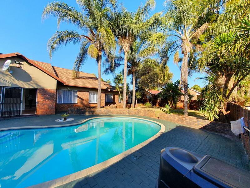 4 Bedroom Property for Sale in Theresa Park Gauteng
