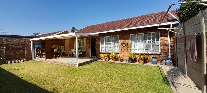 2 Bedroom Property for Sale in Pierre Van Ryneveld Gauteng