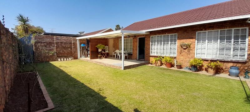 2 Bedroom Property for Sale in Pierre Van Ryneveld Gauteng