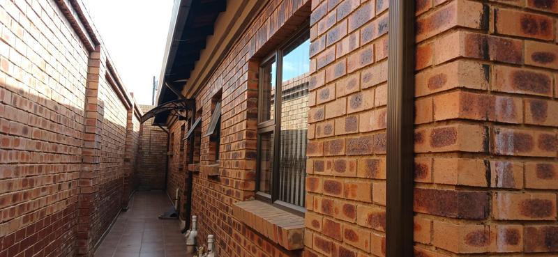 4 Bedroom Property for Sale in Clayville Gauteng