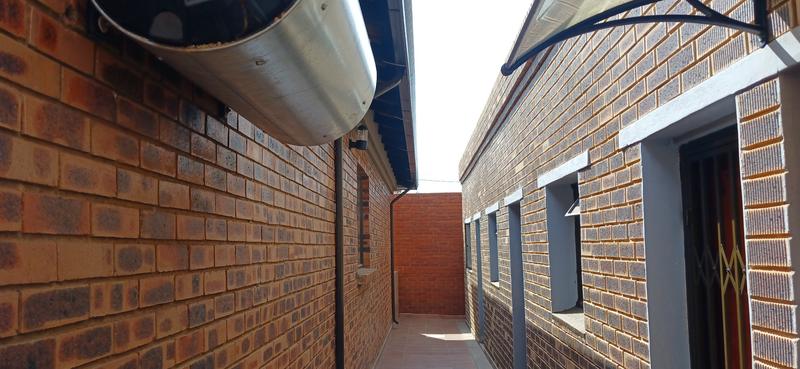 4 Bedroom Property for Sale in Clayville Gauteng