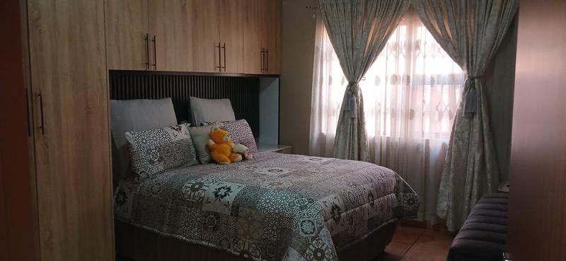 4 Bedroom Property for Sale in Clayville Gauteng