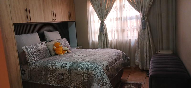 4 Bedroom Property for Sale in Clayville Gauteng