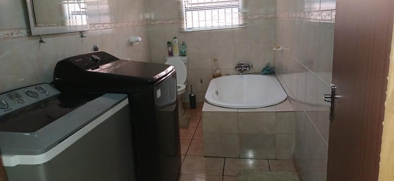 4 Bedroom Property for Sale in Clayville Gauteng