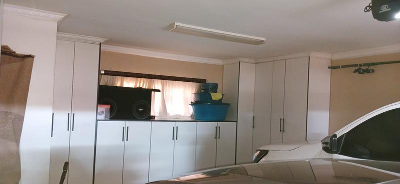 4 Bedroom Property for Sale in Clayville Gauteng