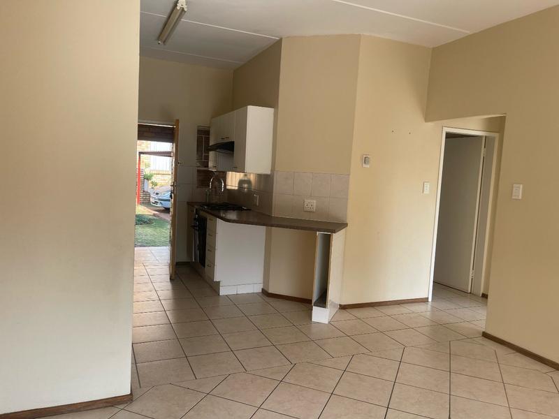 To Let 2 Bedroom Property for Rent in Roodekrans Gauteng