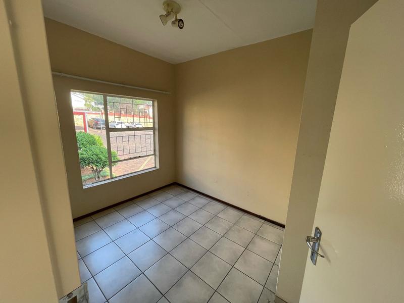 To Let 2 Bedroom Property for Rent in Roodekrans Gauteng