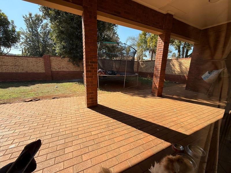 3 Bedroom Property for Sale in Die Hoewes Gauteng
