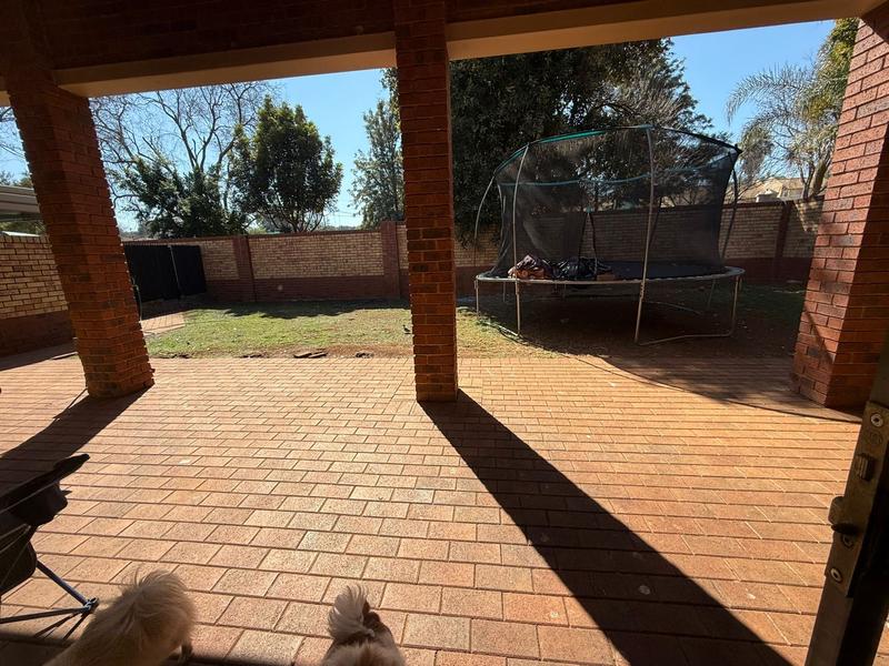 3 Bedroom Property for Sale in Die Hoewes Gauteng