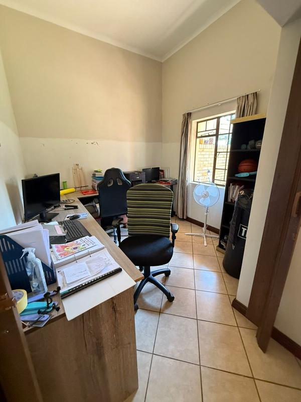 3 Bedroom Property for Sale in Die Hoewes Gauteng