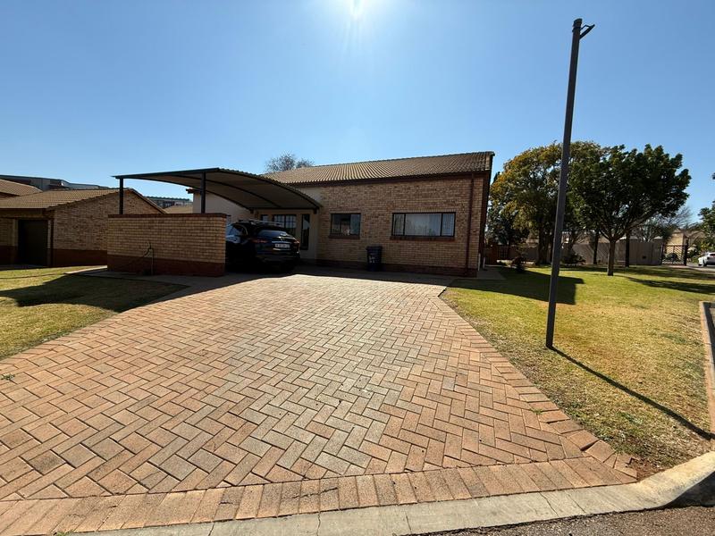 3 Bedroom Property for Sale in Die Hoewes Gauteng