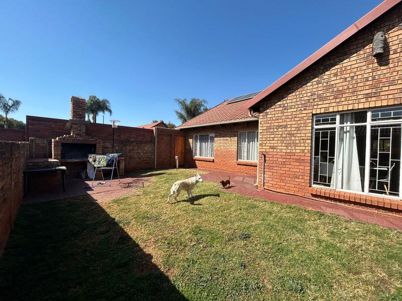 4 Bedroom Property for Sale in Eldoraigne Gauteng