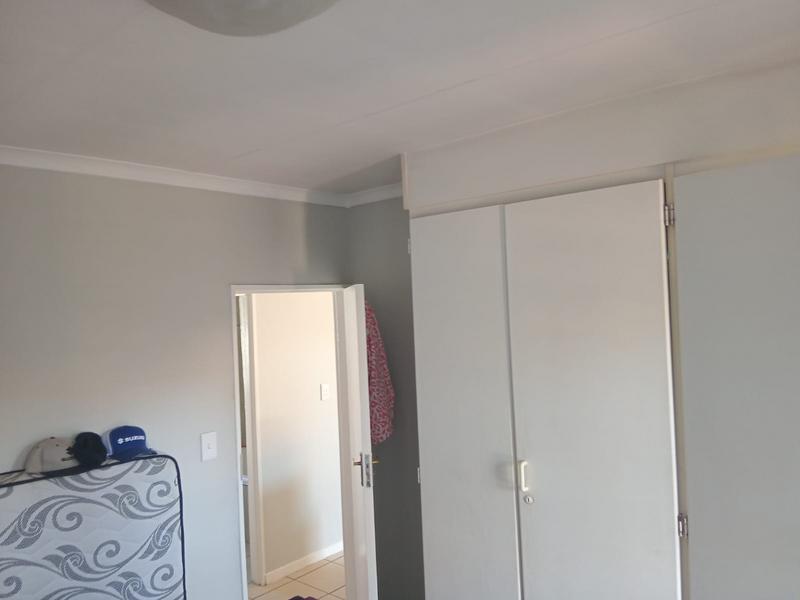 2 Bedroom Property for Sale in Rooihuiskraal North Gauteng