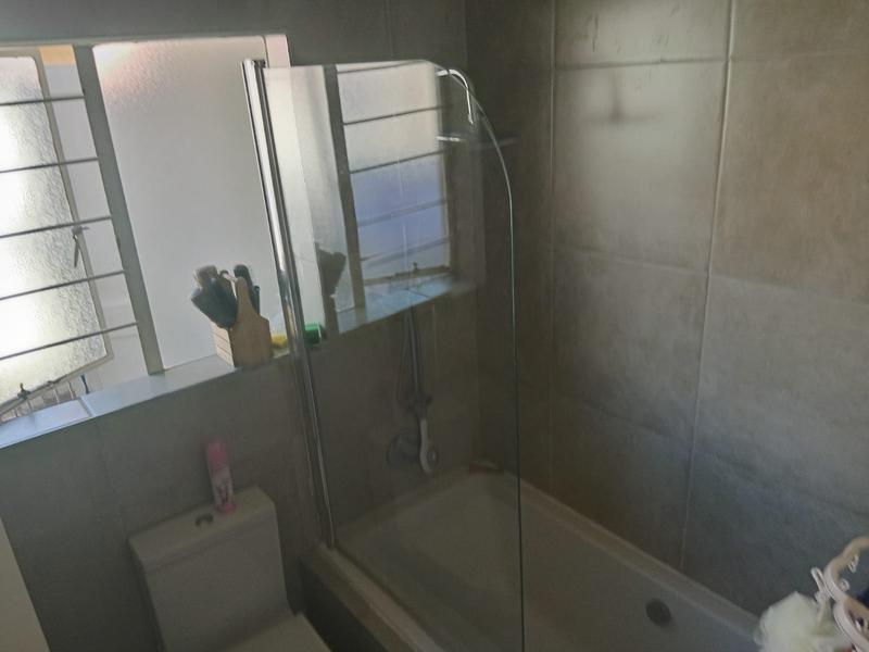 2 Bedroom Property for Sale in Rooihuiskraal North Gauteng