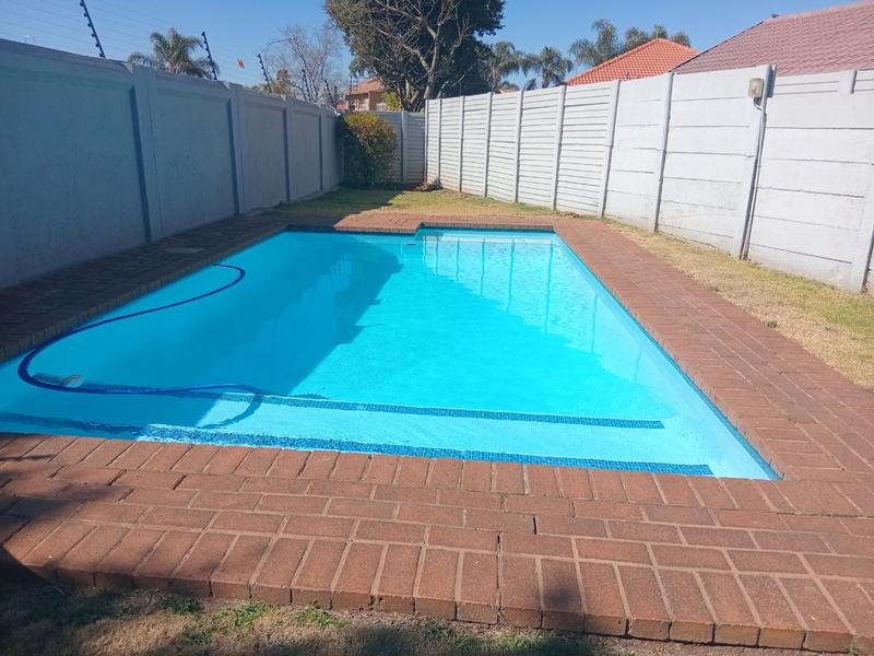 2 Bedroom Property for Sale in Rooihuiskraal North Gauteng
