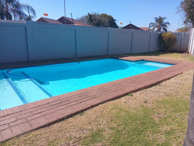 2 Bedroom Property for Sale in Rooihuiskraal North Gauteng