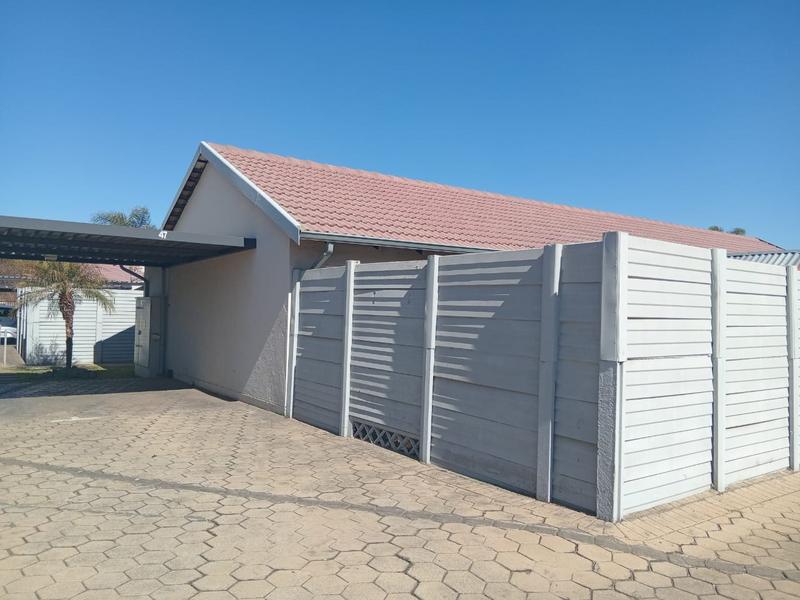 2 Bedroom Property for Sale in Rooihuiskraal North Gauteng