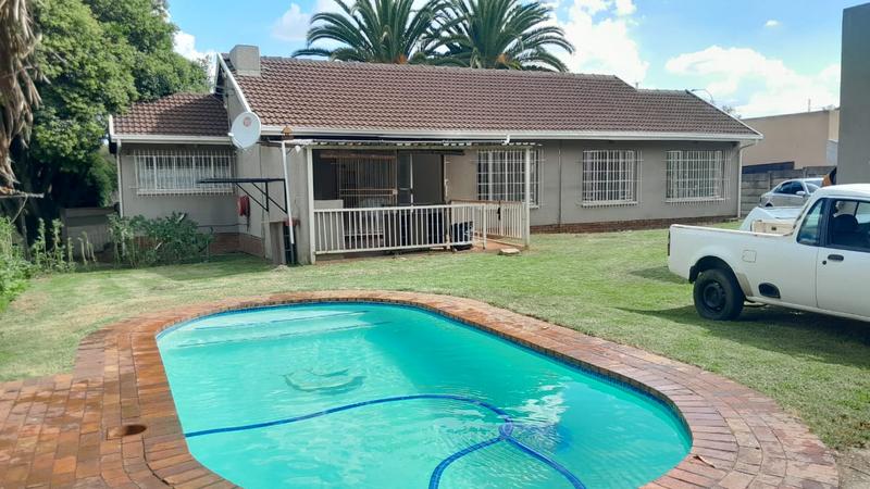 To Let 7 Bedroom Property for Rent in Discovery Gauteng